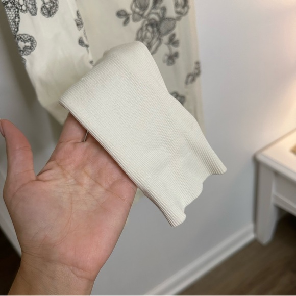 Urban Outfitters sweater size small - Picture 4 of 5